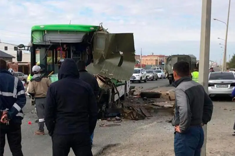 Atyraýda avtobýs júk kóligimen soqtyǵysty: zardap shekkender bar