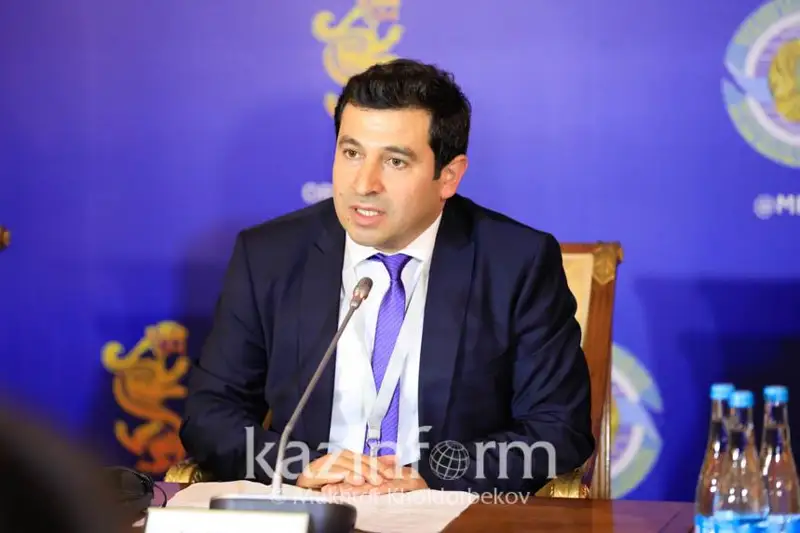 Halyqaralyq Túrki akademııasynyń baıqaýshylary referendým ýchaskelerin aralap júr