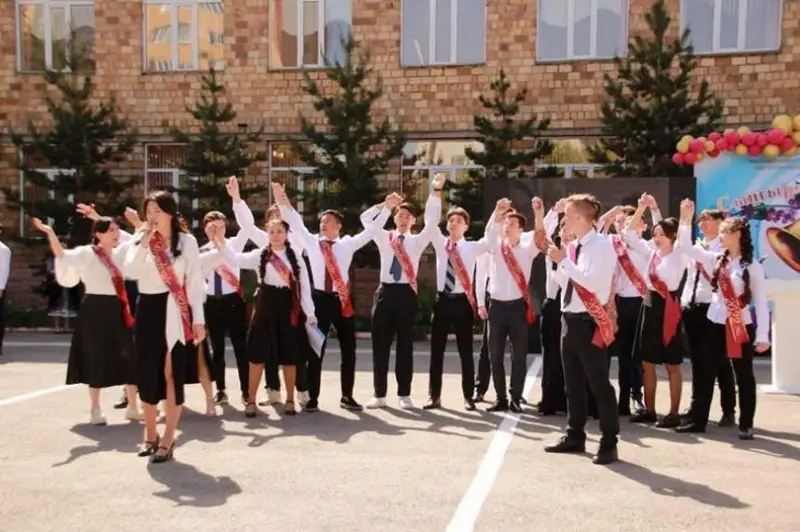 Последний звонок прозвенел в школах Карагандинской области