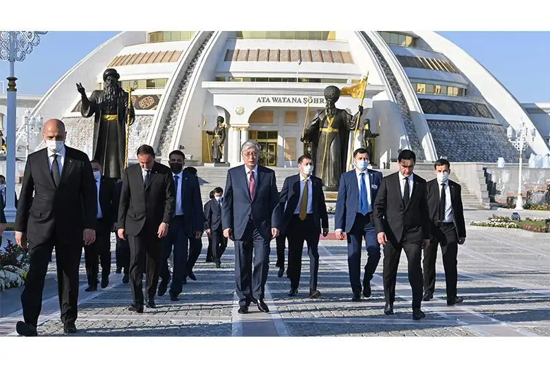قازاقستان پرەزيدەنتى تۇرىكمەنستاننىڭ تاۋەلسىزدىك مونۋمەنتىنە گۇل شوعىن قويدى