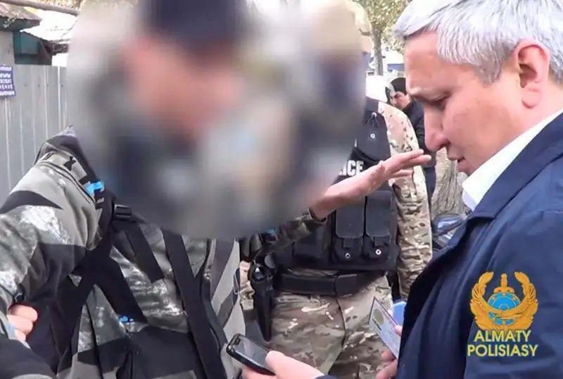 Спецоперацию по задержанию налетчика на оружейный магазин провели полицейские Алматы