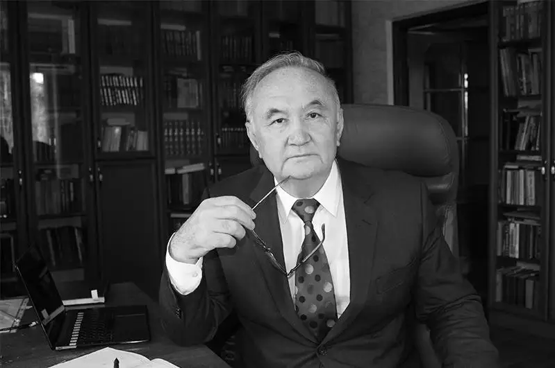 مەملەكەت باسشىسى كورنەكتى اقىن ەسەنعالي راۋشانوۆتىڭ وتباسىنا كوڭىل ايتتى