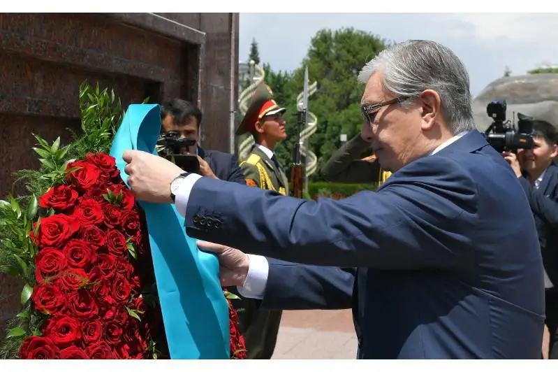 قازاقستان پرەزيدەنتى دۋشانبەدەگى يسمويل سومونيدىڭ ەسكەرتكىشىنە گۇل شوعىن قويدى