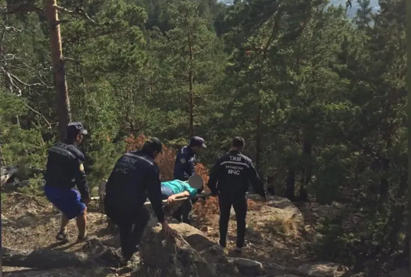 Женщина сломала ногу на горе в Бурабае