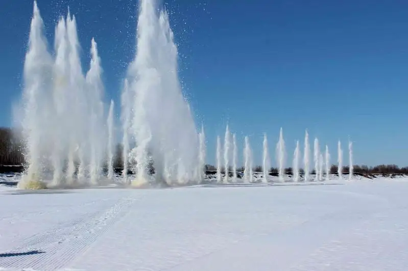 Работы по рыхлению льда на реках начались в Костанайской области