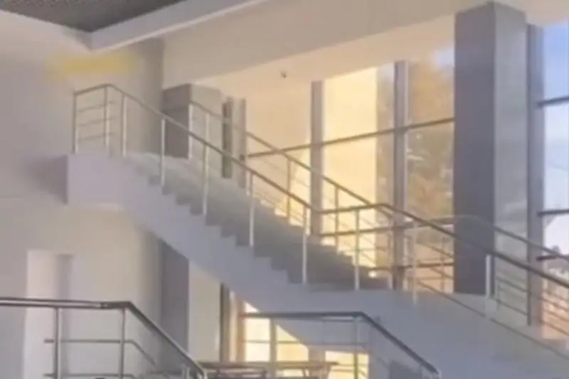 Лестница в стену: нашумевшее в сети видео прокомментировали в аэропорту Костаная