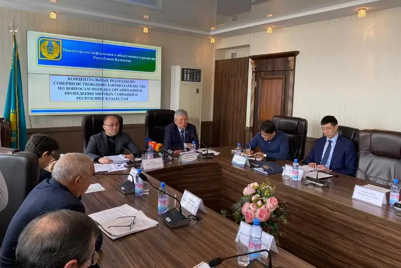 مينيستر داۋرەن ابايەۆ بەيبىت جينالىستار تۋرالى زاڭدا بارلىق ەسكەرتۋلەردى ەسكەرۋگە ۋادە ەتتى