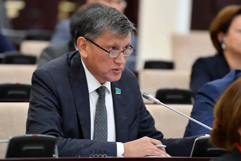 Отстранять от сцены певцов за оскорбление госсимволов призвал сенатор