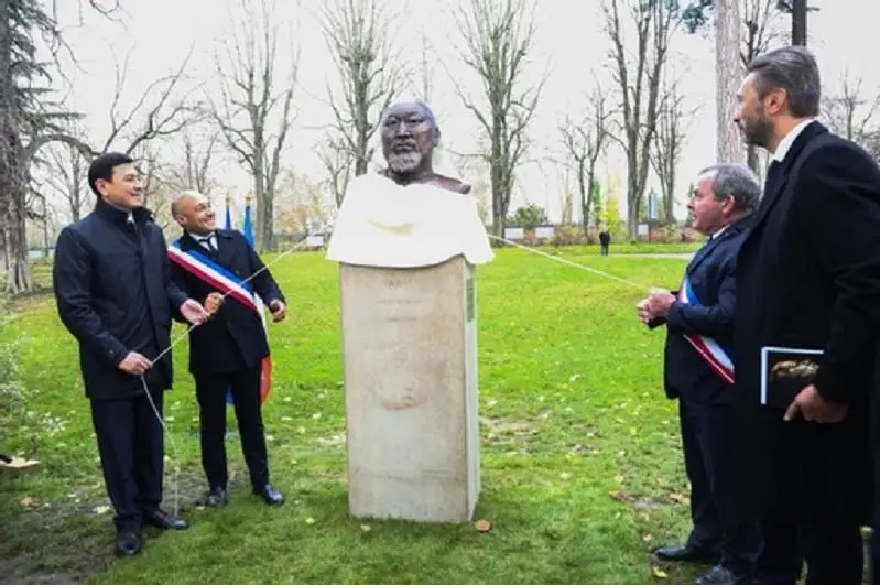Бюст Абая открыли в Париже