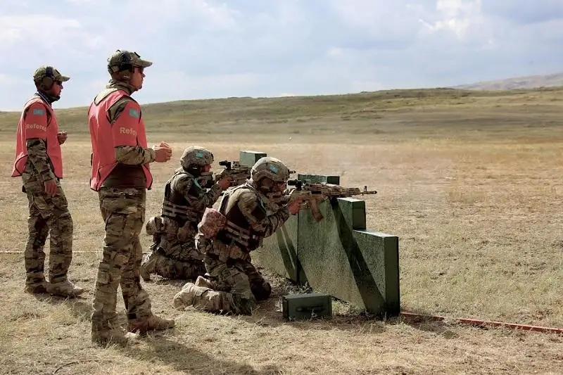 Qazaqstannyń áskerı qyzmetshileri «Taktıkalyq mergen» baıqaýynda kósh bastap tur