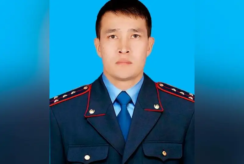 Инвалида и 5-летнюю девочку спас полицейский из пожара в Туркестане