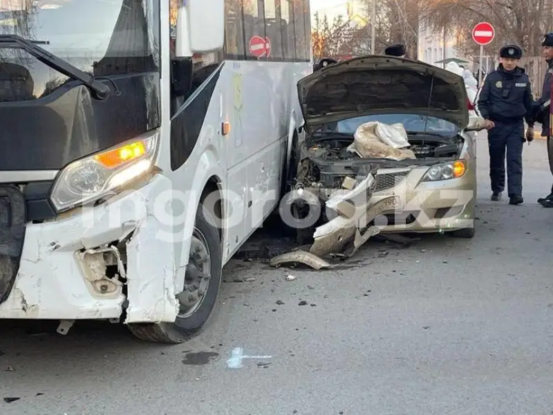 Автобус с пассажирами и легковушка столкнулись в центре Уральска