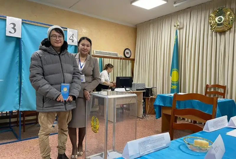 Конструкторы, шоколад, книги Абая - что дарили алматинцам на избирательных участках