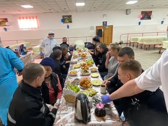 Праздничный стол для осужденных и их родственников накрыли в колонии Карагандинской области