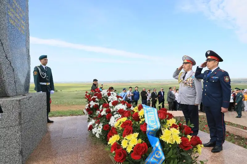 Память жертв политических репрессий почтили у мемориала Туйетобе в Актобе