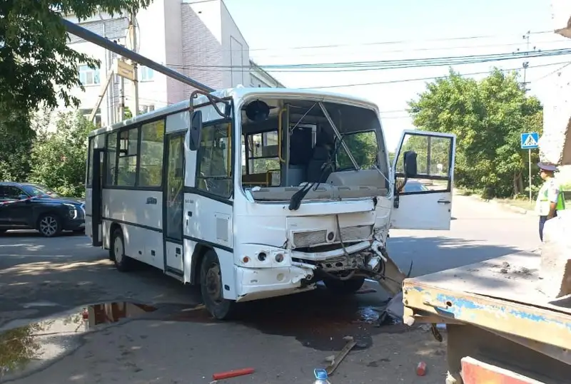 Оралда екі автобустың соқтығысуынан зардап шеккендер саны 16-ға жетті