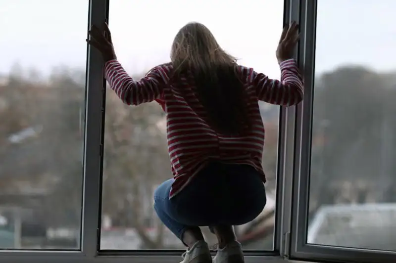 ورالدىق ايەل 6-قاباتتان سەكىرمەك بولدى