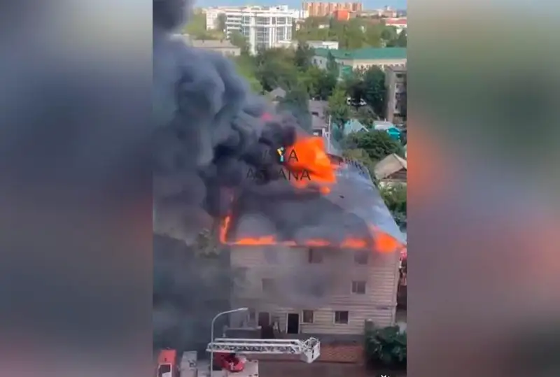 Astanada kópqabatty ǵımarat órtenip jatyr