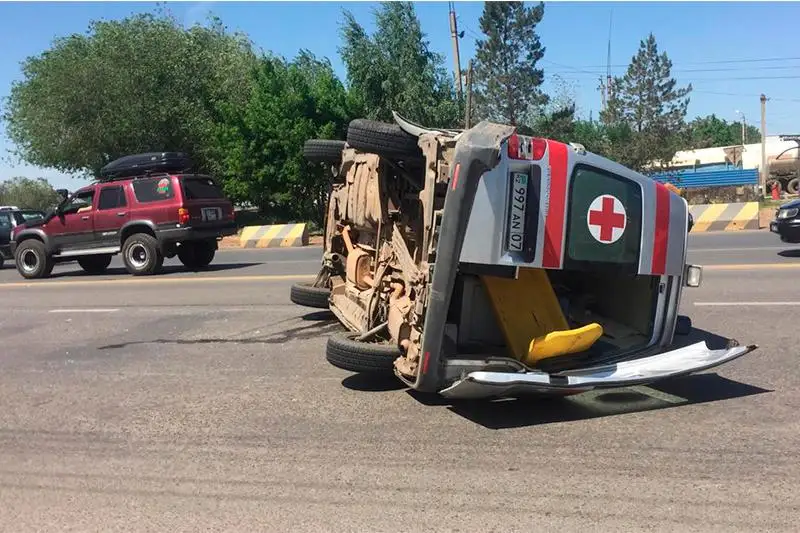 ورالدا جۇكتى كەلىنشەك وتىرعان جەدەل جاردەم كولىگى اپاتقا ۇشىرادى