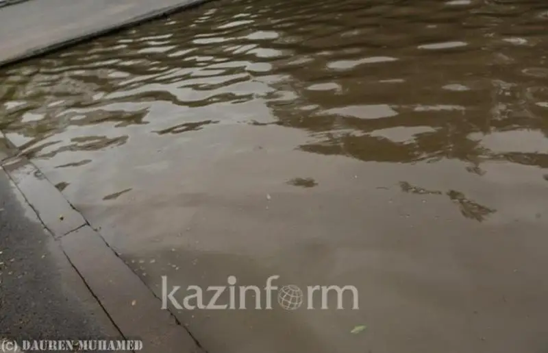 Дождь в Алматы: заготовлено 2000 мешков с песком