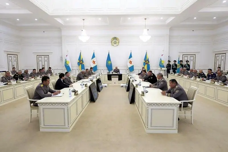 Qorǵanys mınıstri áskerı qyzmetshilerdi Otan qorǵaýshylar kúnimen quttyqtady