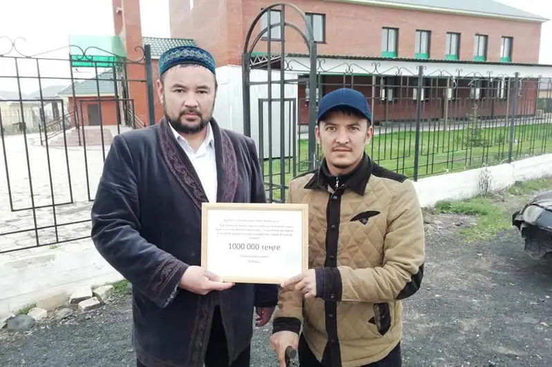 اتىن اتاماۋدى وتىنگەن كاسىپكەر مەدرەسە شاكىرتىنە 1 ميلليون تەڭگە بەردى