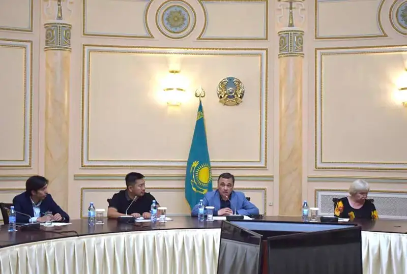 Asqar Ýmarov BAQ ókilderimen medıa zańnamany qaıta qaraýdyń jańa tásilderin talqylady