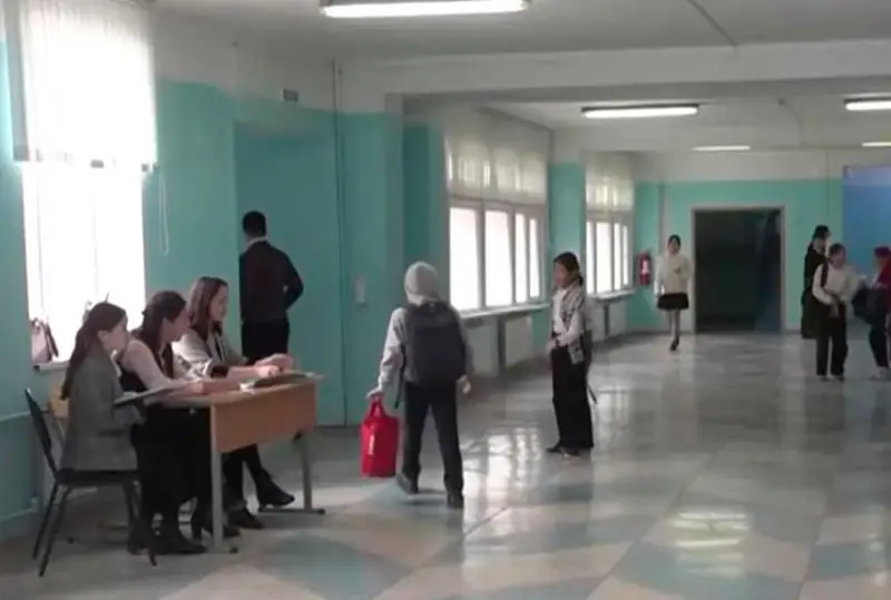 Aqtaý mektebinde muǵalimder dálizde jumys isteýge májbúr