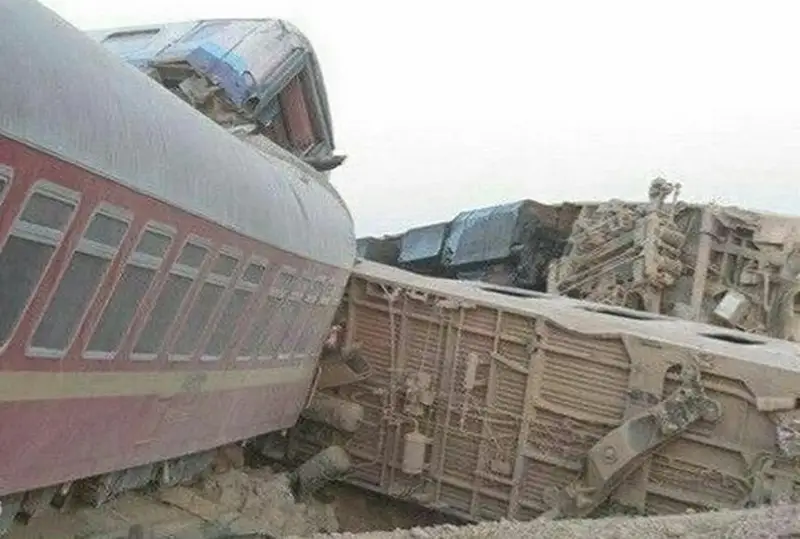 Поезд в Иране сошел с рельсов после столкновения с экскаватором - погибли 13 человек