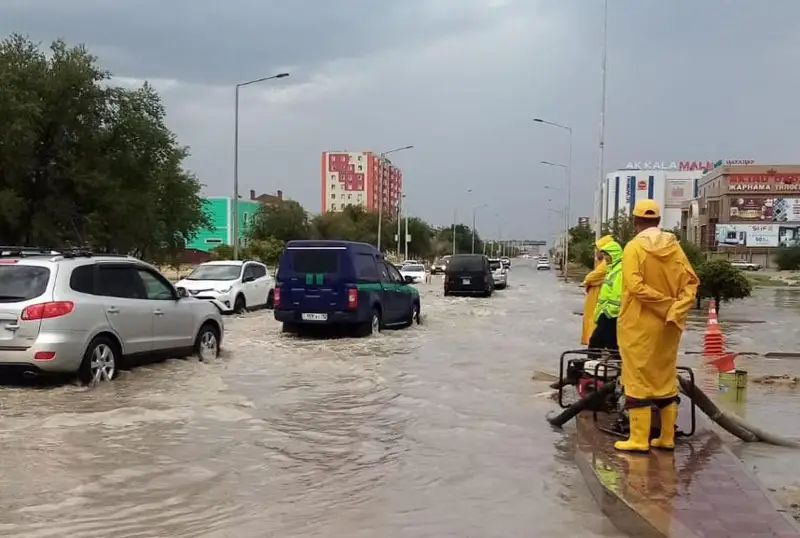 Продолжительные дожди стали причиной подтопления улиц Актау