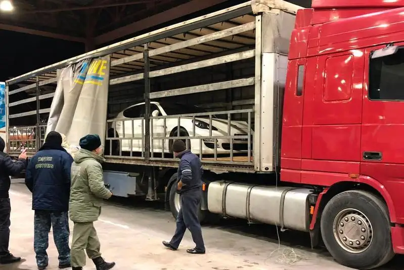 Ózbekstannan Qazaqstanǵa 6 kólikti zańsyz ákele jatqan kontrabandashylar ustaldy