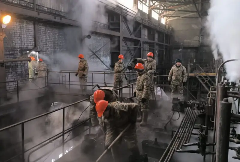 Спасатели вручную подают уголь на ТЭЦ в Семее