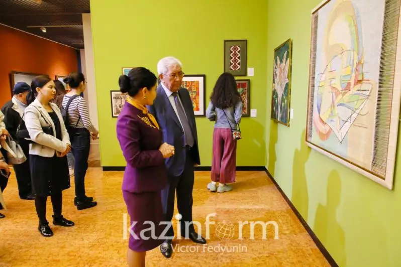 ەلوردادا جۇننەن جاسالعان ەرەكشە قولونەر بۇيىمدارىنىڭ كورمەسى اشىلدى