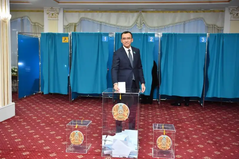 Спикер Сената отдал свой голос на выборах Президента РК