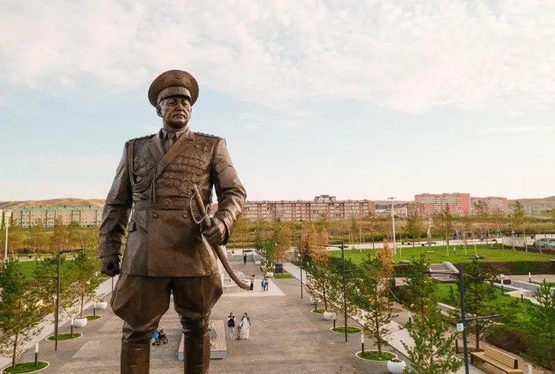 Памятник Сагадату Нурмагамбетову открыли в Восточно-Казахстанской области