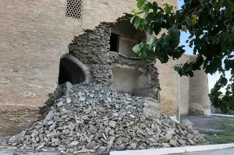 Buharada irgesi XVI ǵasyrda qalanǵan medreseniń qabyrǵasy qulady
