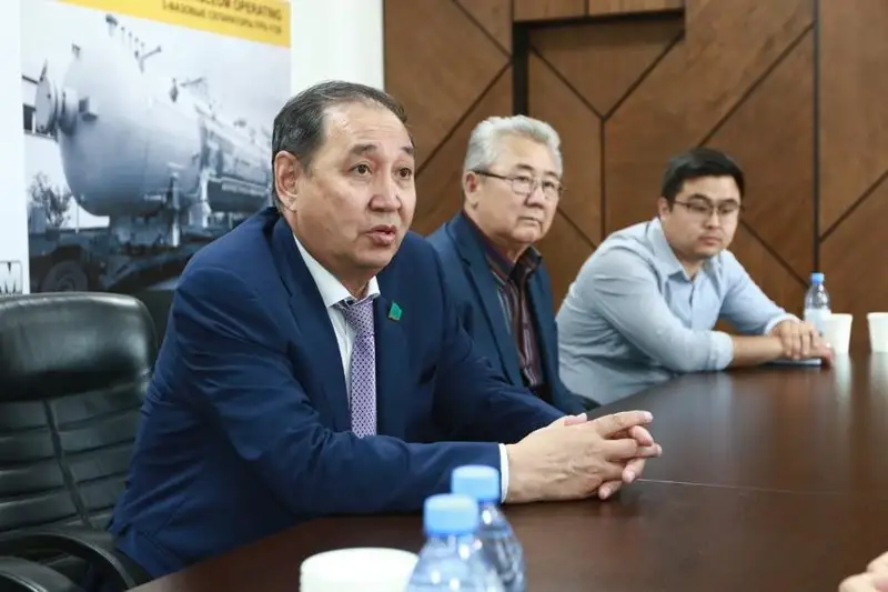 Сенатор разъяснил нефтяникам Атырауской области поправки в Конституцию