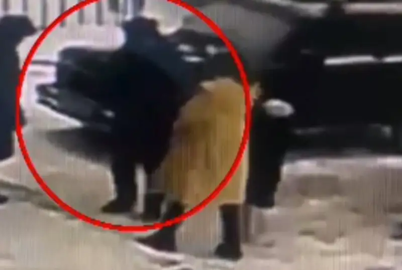 Pavlodarda taksıst jolaýshymen janjaldasyp, betine burysh ballonyn shashyp jiberdi