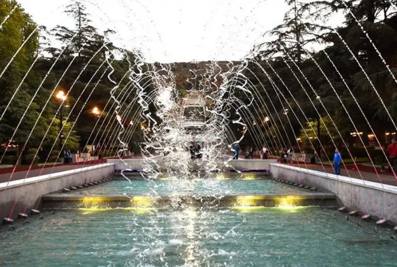 Детей ударило током в отремонтированном фонтане в Тбилиси: 13-летняя девочка скончалась