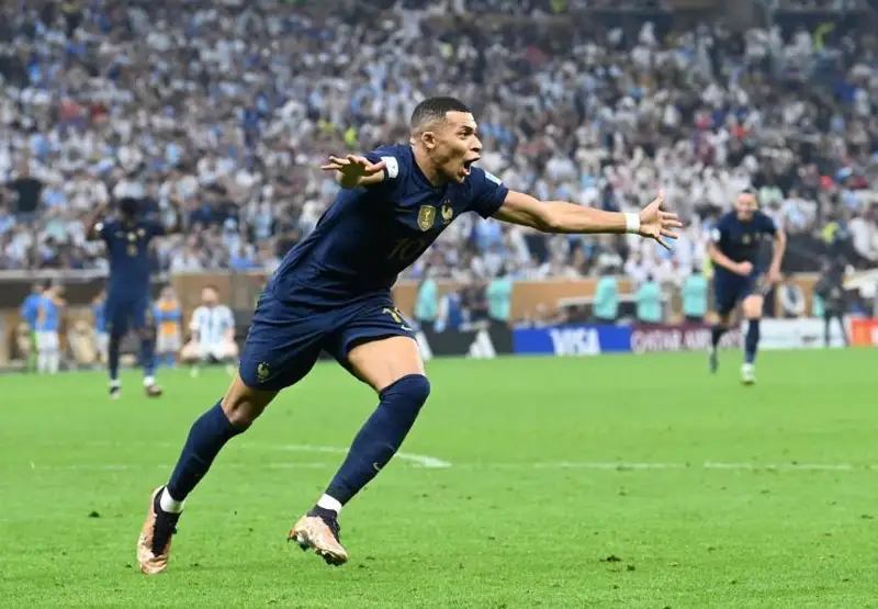 Chempıonat surmergeni Kılıan Mbappe gol sany jóninen Pele jáne Messımen teńesti