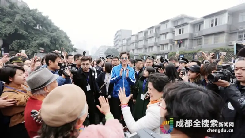 Димаш Құдайбергенов қытайлықтарға &laquo;Анаға сәлем&raquo; акапелласын шырқап берді