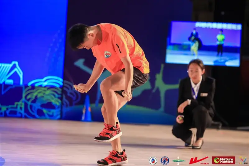 قىتايلىق ەر بالا الەم رەكوردىن ورناتتى