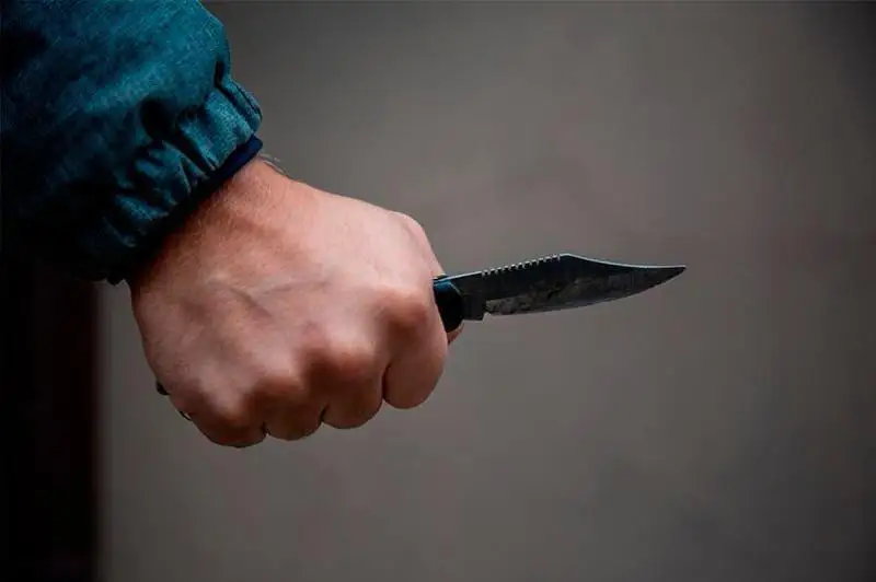 كەك الماق بولعان: جەزقازعاندا ەر ادام وقۋشى قىزعا پىشاق سالدى
