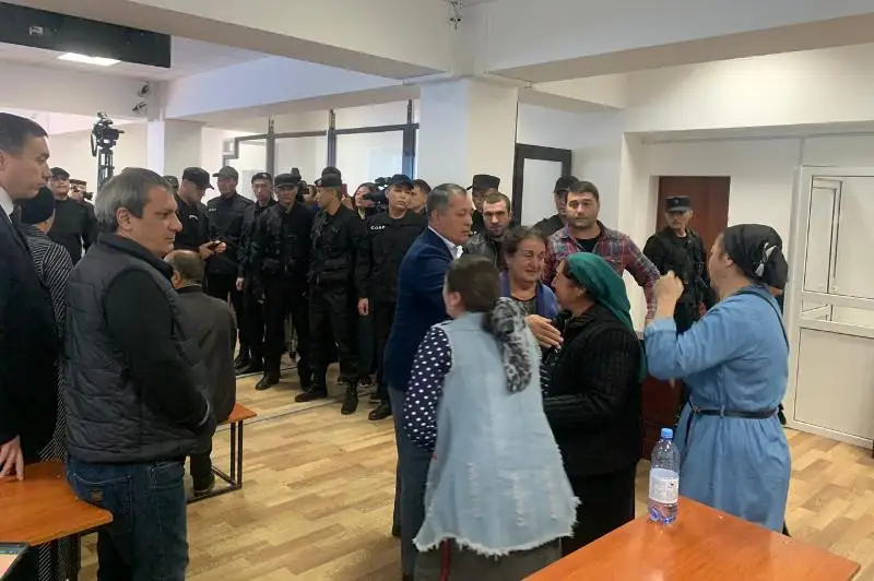 بالاسىن ۇرىپ تالدىرعان اكەنىڭ سوتىندا شۋ شىقتى