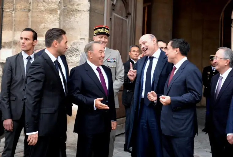 Мүгедектер үйінің алдындағы алаңда кездесудің ресми шарасы кезінде. Француз Республикасы, Париж, 2015 жылдың 5 қарашасы.