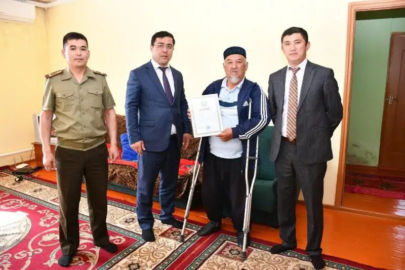 3 jasar qyzdy qutqarǵan Sábıt Shontaqbaevtyń ata-anasyna qurmet kórsetildi