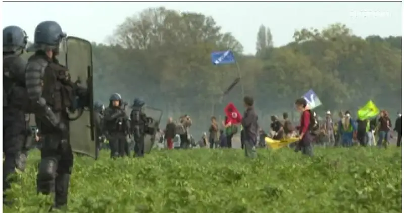 Протесты против плотины обернулись столкновениями с полицией во Франции