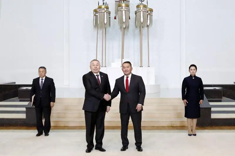 ق ر ەلشىسى موڭعوليا پرەزيدەنتىنە سەنىم گراموتالارىن تابىستادى