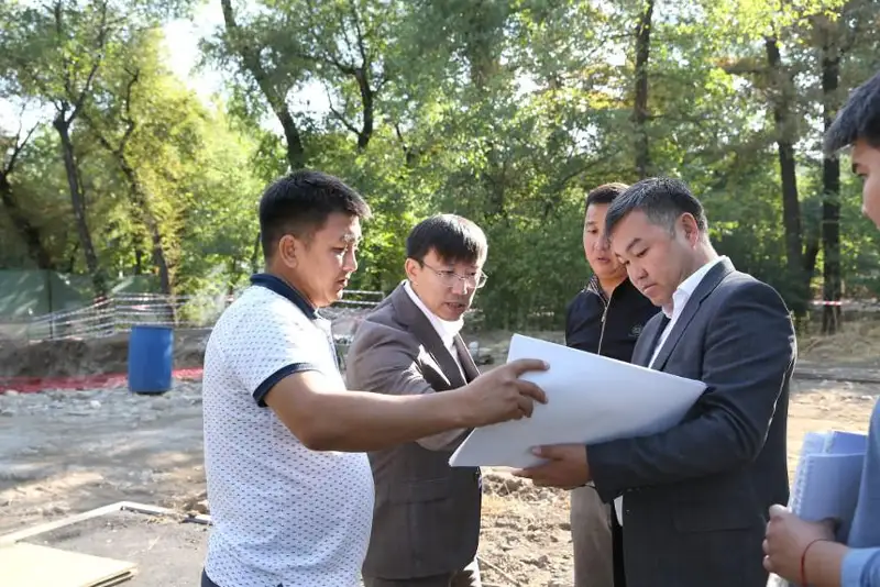 Более 140 лиственных и хвойных деревьев высадят в сквере у дворца школьников Алматы