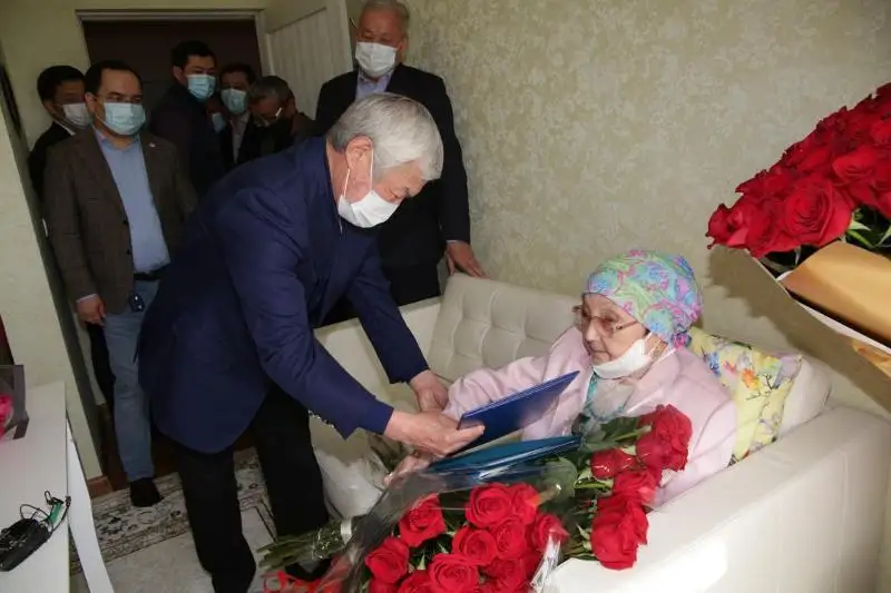 ق ر پرەزيدەنتى اقىن كۇلاش احمەتوۆانى 75 جىلدىق مەرەيتويىمەن قۇتتىقتادى